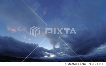 夏日早晨的天空和強大的雲彩,超廣角,主要是天空,220723am 夏日早晨的天空和強大的雲彩,超廣角,主要是天空,220723am 93173441