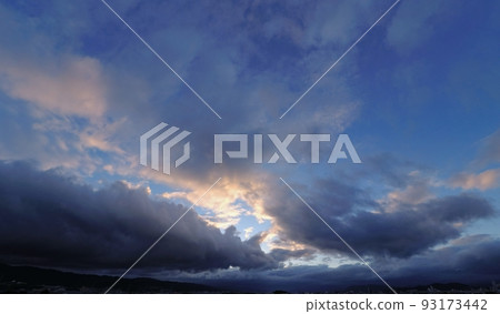 夏日早晨的天空和強大的雲彩,超廣角,主要是天空,220723am 夏日早晨的天空和強大的雲彩,超廣角,主要是天空,220723am 93173442