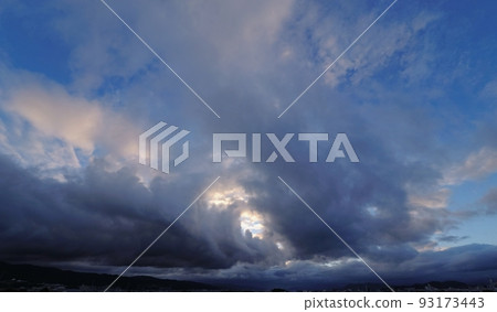 夏日早晨的天空和強大的雲彩,超廣角,主要是天空,220723am 夏日早晨的天空和強大的雲彩,超廣角,主要是天空,220723am 93173443