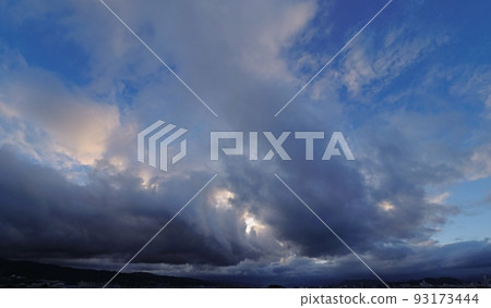 夏日早晨的天空和強大的雲彩,超廣角,主要是天空,220723am 夏日早晨的天空和強大的雲彩,超廣角,主要是天空,220723am 93173444
