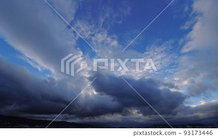 夏日早晨的天空和強大的雲彩,超廣角,主要是天空,220723am 夏日早晨的天空和強大的雲彩,超廣角,主要是天空,220723am 93173446