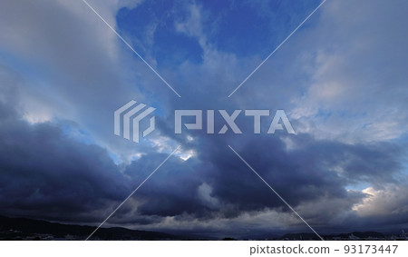 夏日早晨的天空和強大的雲彩,超廣角,主要是天空,220723am 夏日早晨的天空和強大的雲彩,超廣角,主要是天空,220723am 93173447