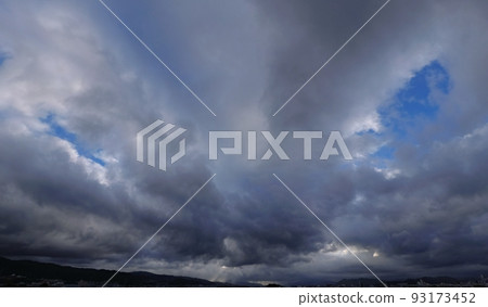 夏日早晨的天空和強大的雲彩,超廣角,主要是天空,220723am 夏日早晨的天空和強大的雲彩,超廣角,主要是天空,220723am 93173452