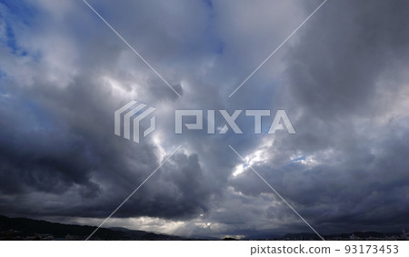 夏日早晨的天空和強大的雲彩,超廣角,主要是天空,220723am 夏日早晨的天空和強大的雲彩,超廣角,主要是天空,220723am 93173453