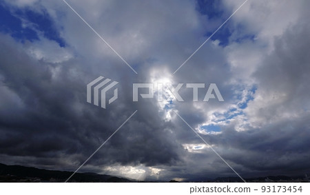 夏日早晨的天空和強大的雲彩,超廣角,主要是天空,220723am 夏日早晨的天空和強大的雲彩,超廣角,主要是天空,220723am 93173454