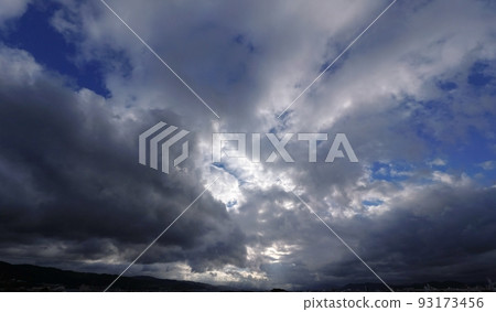 夏日早晨的天空和強大的雲彩,超廣角,主要是天空,220723am 夏日早晨的天空和強大的雲彩,超廣角,主要是天空,220723am 93173456