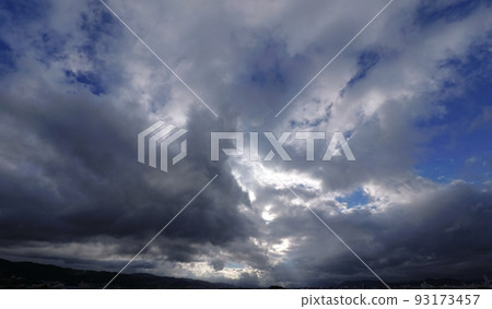 夏日早晨的天空和強大的雲彩,超廣角,主要是天空,220723am 夏日早晨的天空和強大的雲彩,超廣角,主要是天空,220723am 93173457