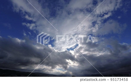 夏日早晨的天空和強大的雲彩,超廣角,主要是天空,220723am 夏日早晨的天空和強大的雲彩,超廣角,主要是天空,220723am 93173458