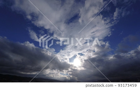 夏日早晨的天空和強大的雲彩，超廣角，主要是天空，220723am 93173459