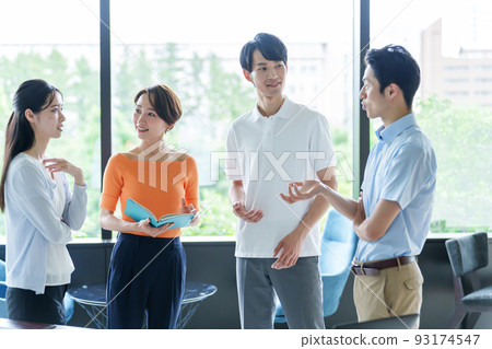 休閒商務人士在辦公室聊天 93174547