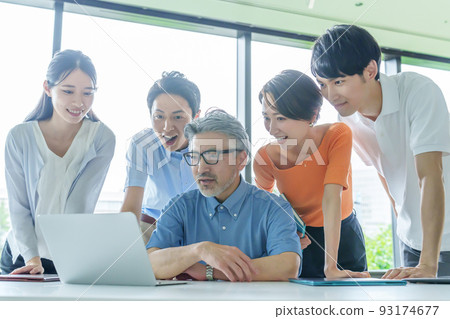 Business person paying attention to the screen of a personal computer 93174677
