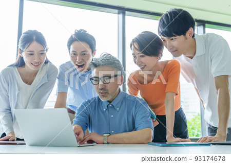 Business person paying attention to the screen of a personal computer 93174678