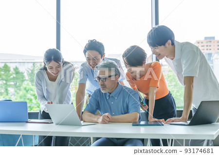 Business person paying attention to the screen of a personal computer 93174681
