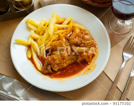 Stewed pig trotters with potato, homemade dinner Stewed pig trotters with potato, homemade dinner 93175102