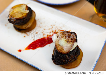 Timbale of pear and cheese blood sausage. Traditional dish for the region of Salamanca and Zaragoza Timbale of pear and cheese blood sausage. Traditional dish for the region of Salamanca and Zaragoza 93175240