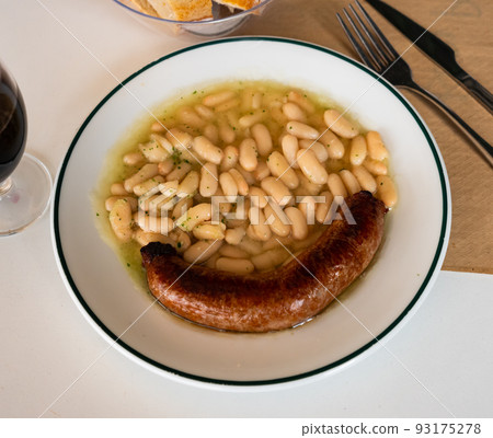 Catalan stewed beans with butifarra sausage Catalan stewed beans with butifarra sausage 93175278