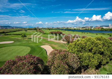 A riverbed golf course on the right bank of the Yodo River 93176183