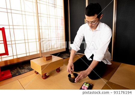 A man who makes matcha in a rough style 93176194