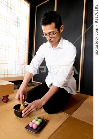 A man who makes matcha in a rough style 93176195