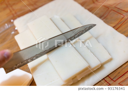 Noshi mochi cutting 93176341