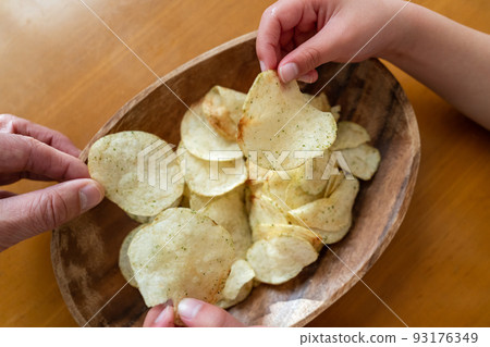 Crisps  93176349