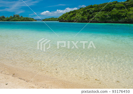 Emerald green of Kabira Bay Emerald green of Kabira Bay 93176450