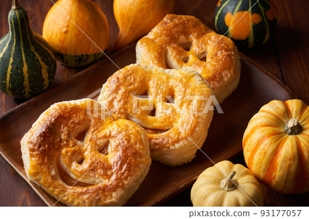 Halloween pumpkin pie 93177057