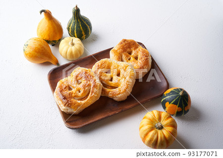 Halloween pumpkin pie 93177071