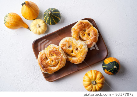 Halloween pumpkin pie 93177072