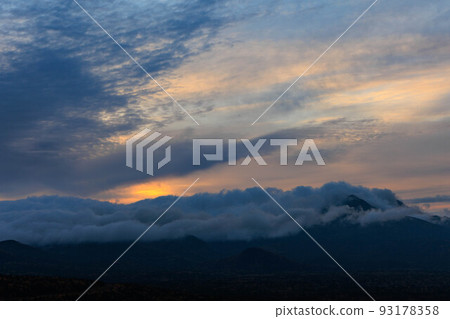 日出時的壯麗三國山口“秋天的北海道” 日出時的壯麗三國山口“秋天的北海道” 93178358