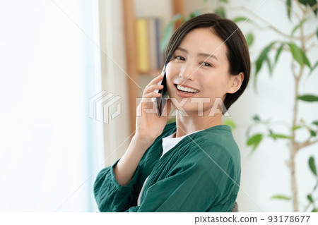 女人在智能手機上交談 [客廳] 93178677