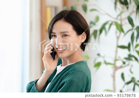 女人在智能手機上交談 [客廳] 93178678