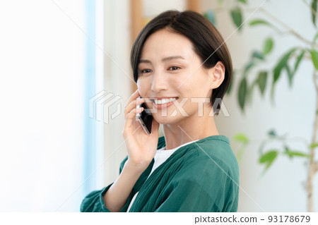 女人在智能手機上交談 [客廳] 93178679
