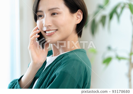 女人在智能手機上交談 [客廳] 93178680