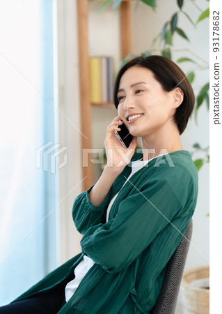 女人在智能手機上交談 [客廳] 93178682