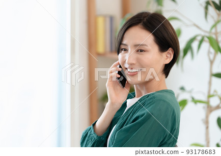 女人在智能手機上交談 [客廳] 93178683