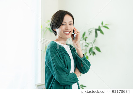 女人在智能手機上交談 [客廳] 93178684