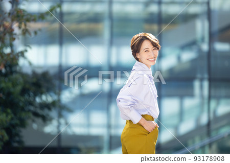 A woman looking back with a smile Photography cooperation: LINK FOREST A woman looking back with a smile Photography cooperation: LINK FOREST 93178908