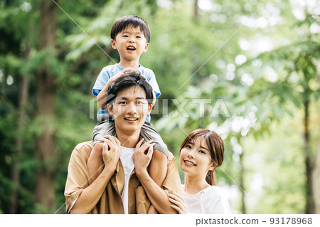 Family walking in the park/child-rearing family image 93178968
