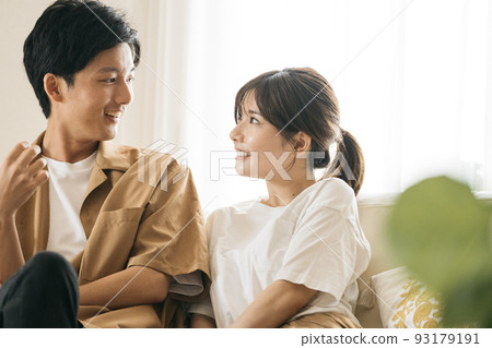 同居/新婚夫婦形象，坐在沙發上微笑的情侶 93179191