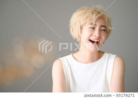 beautiful person with dyed hair 93179271