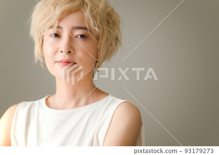 beautiful person with dyed hair 93179273