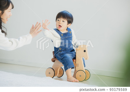 男孩和媽媽玩 93179389