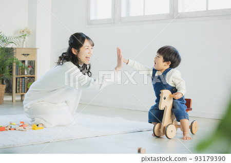 男孩和媽媽玩 93179390