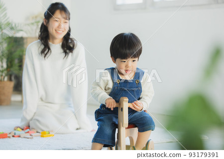 boy and mom playing 93179391