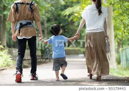 Family walking in the park/child-rearing family image 93179441