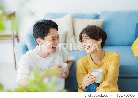 一對夫婦在客廳裡 93179500
