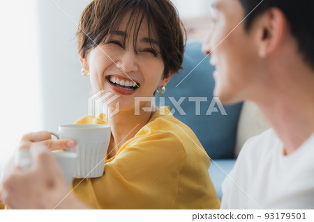 一對夫婦在客廳裡 93179501