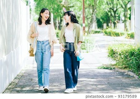 女性朋友一邊聊天一邊走路 93179589
