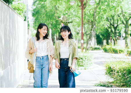 女性朋友一邊聊天一邊走路 93179590